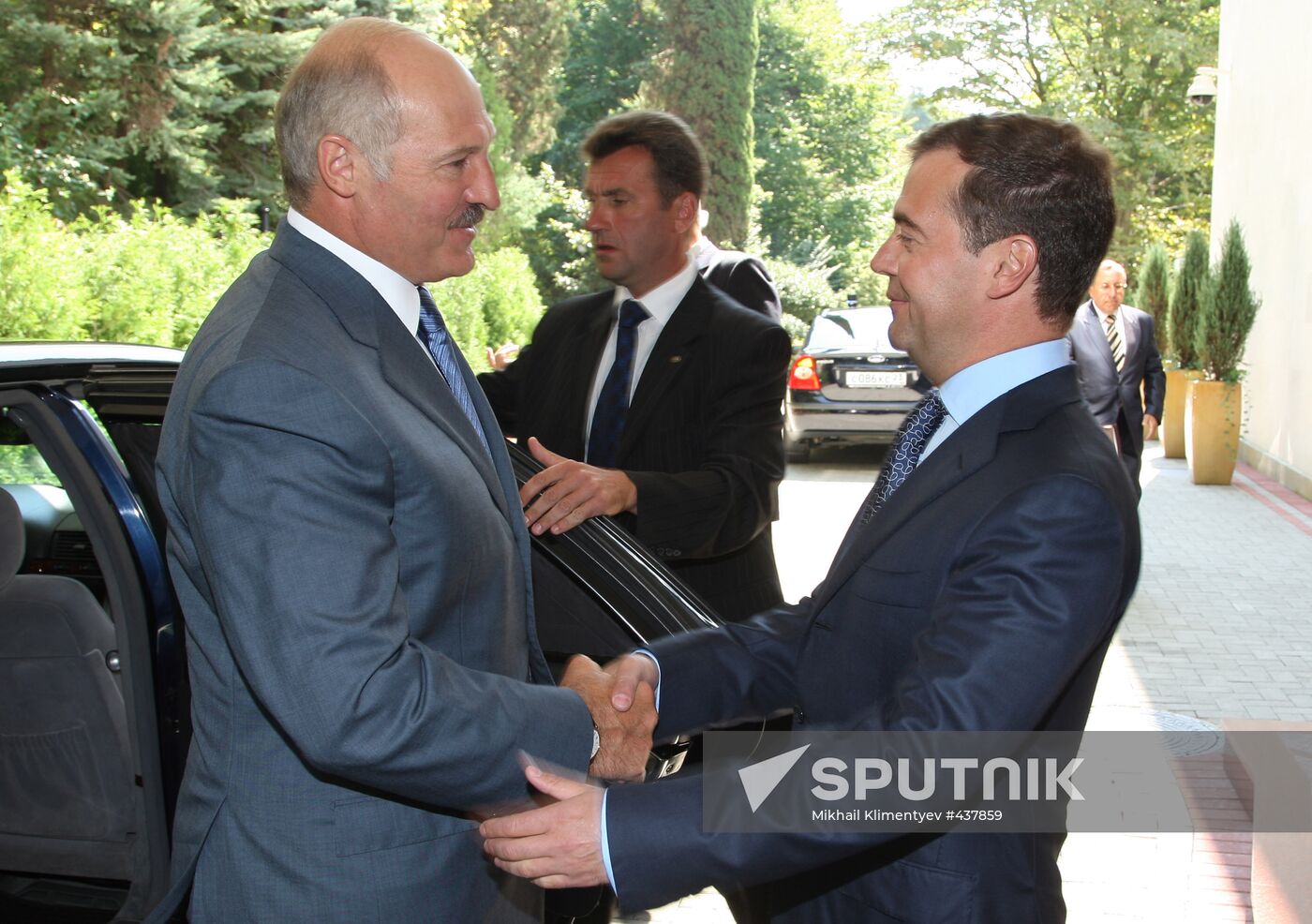 Russian, Belarusian Presidents hold informal meeting