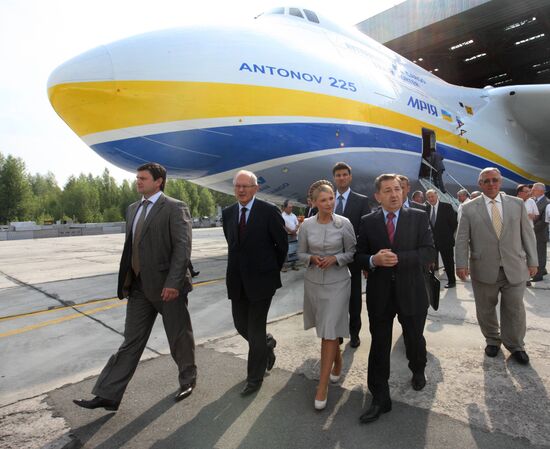Ukrainian PM visits Antonov aircraft company