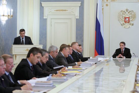 Presidential commission meets