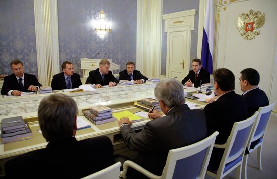 Presidential commission meets
