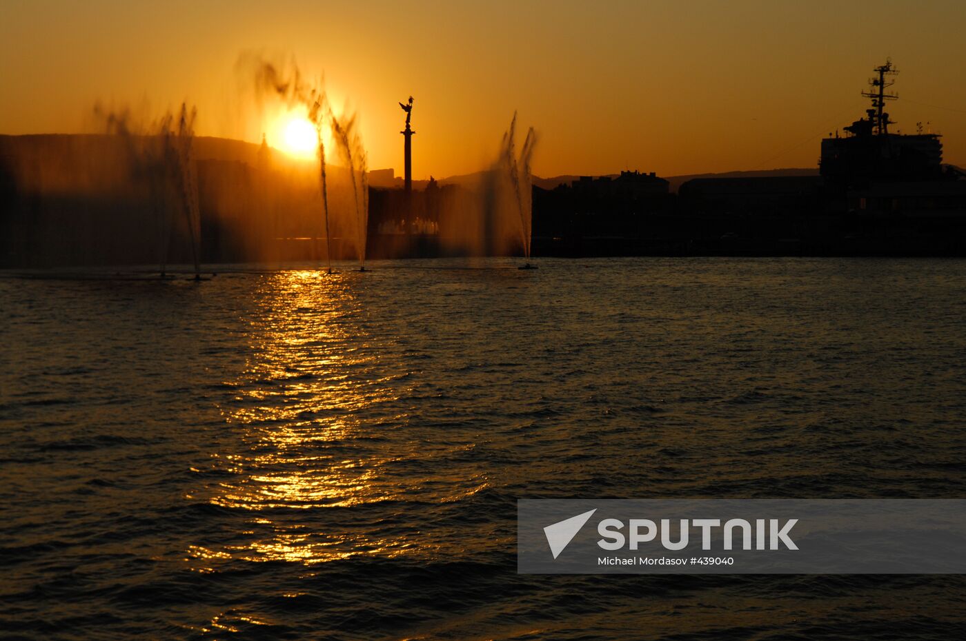 Navy Glory Monument and fountains in Tsemes Bay
