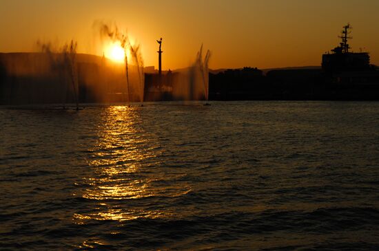 Navy Glory Monument and fountains in Tsemes Bay