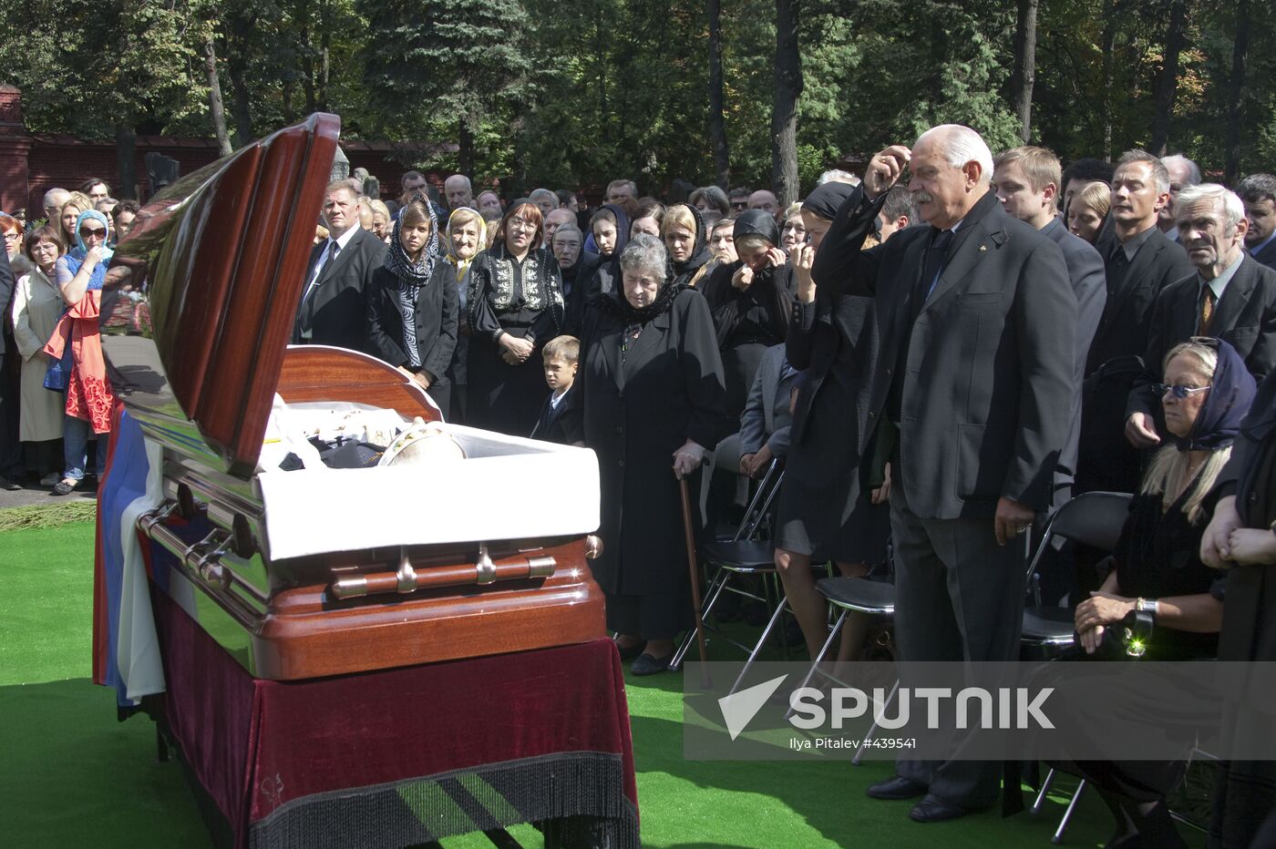 Sergei Mikhalkov's burial service at Novodevichy Cemetery