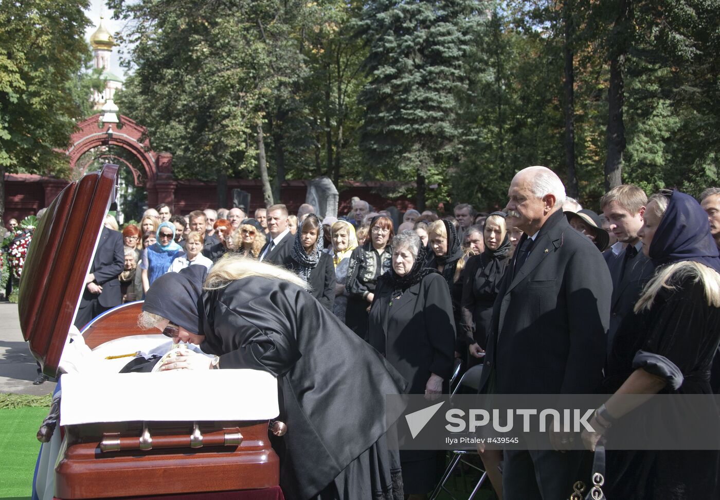 Sergei Mikhalkov's burial service at Novodevichy Cemetery