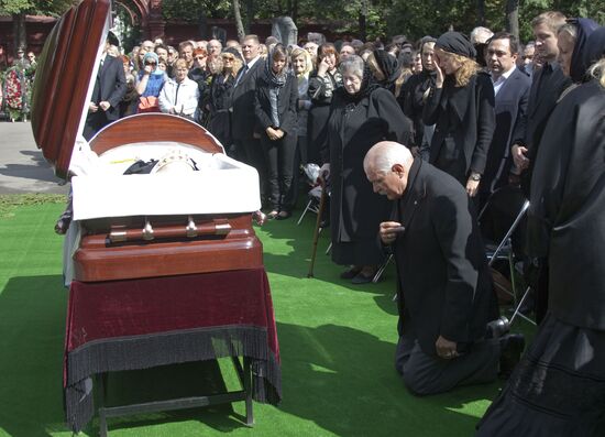 Sergei Mikhalkov's burial service at Novodevichy Cemetery