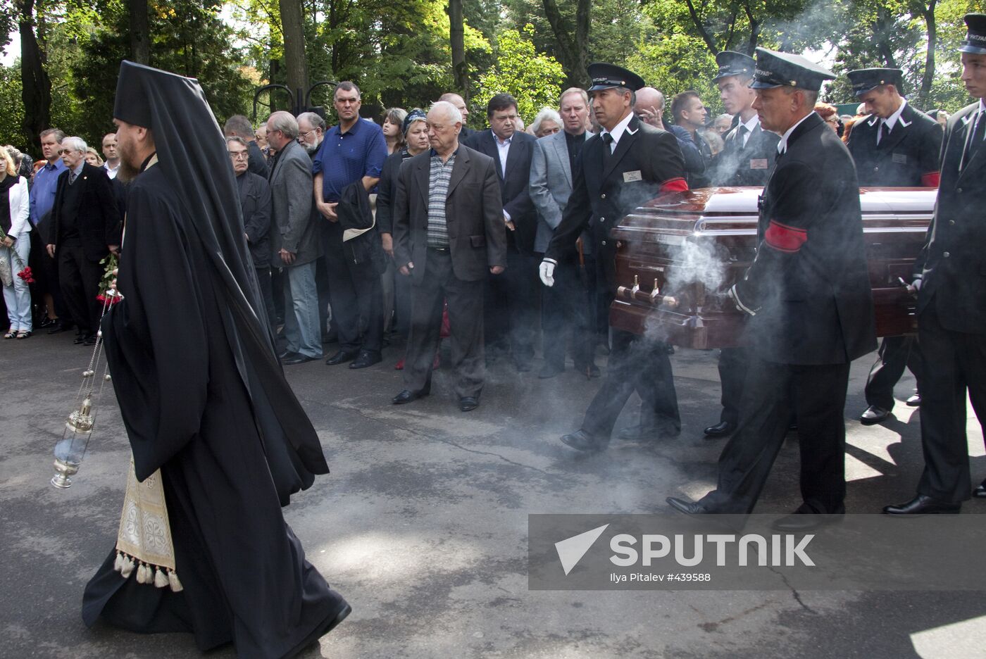 Sergei Mikhalkov's burial service at Novodevichy Cemetery