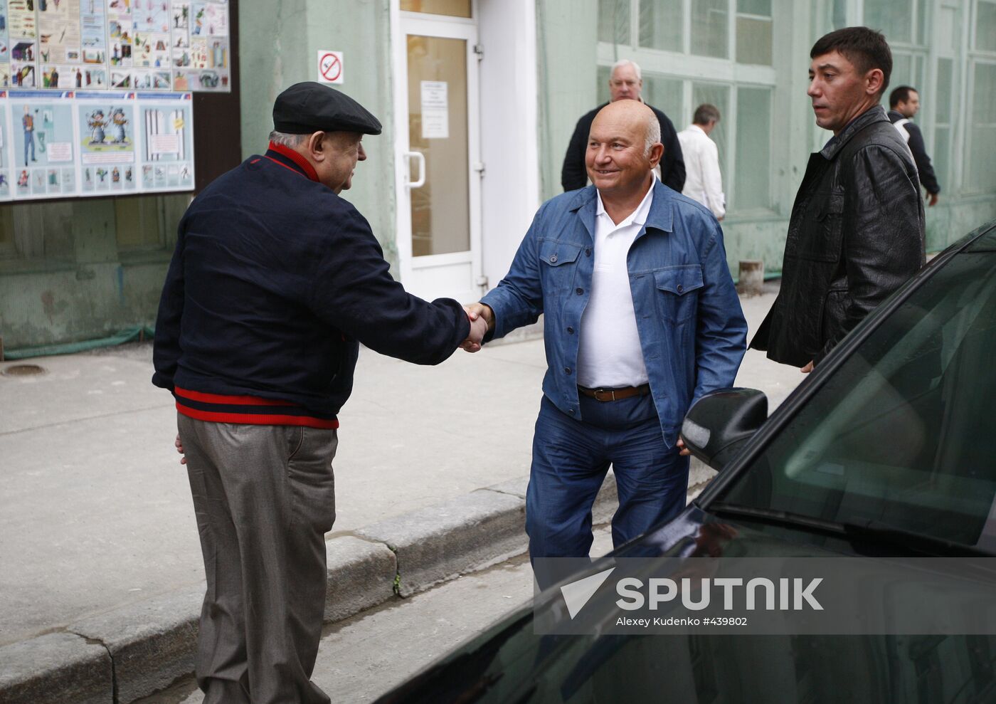 Yury Luzhkov inspects Bolshoi Theater reconstruction site