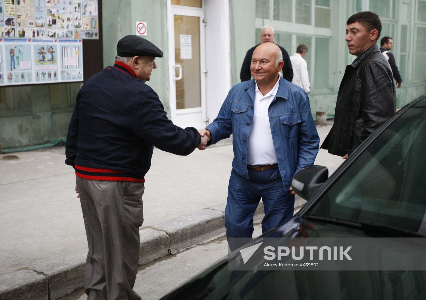 Yury Luzhkov inspects Bolshoi Theater reconstruction site