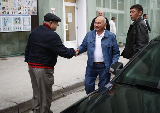 Yury Luzhkov inspects Bolshoi Theater reconstruction site