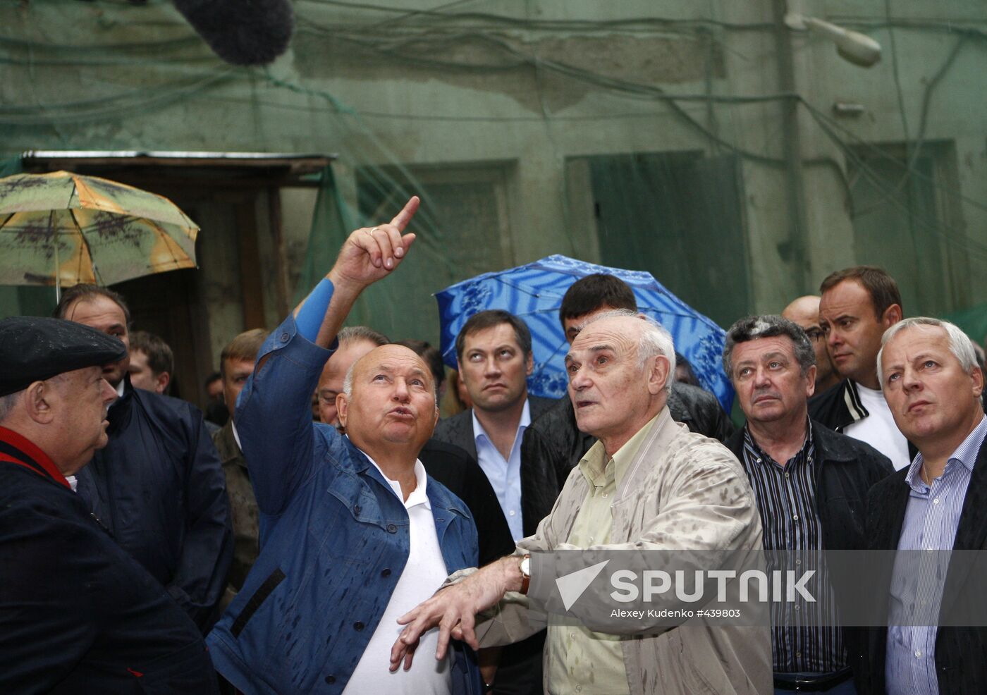 Yury Luzhkov inspects Bolshoi Theater reconstruction site