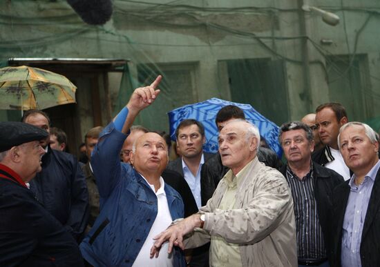 Yury Luzhkov inspects Bolshoi Theater reconstruction site