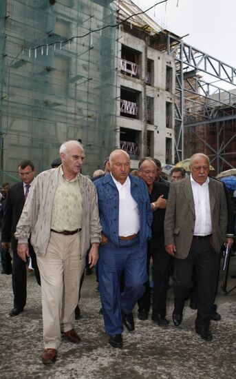 Yury Luzhkov inspects Bolshoi Theater reconstruction site