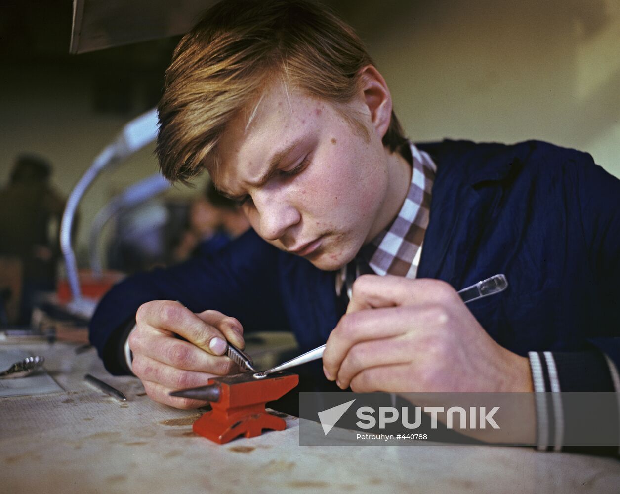 Jewelry student