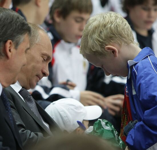 Vladimir Putin at Russian hockey players' training session