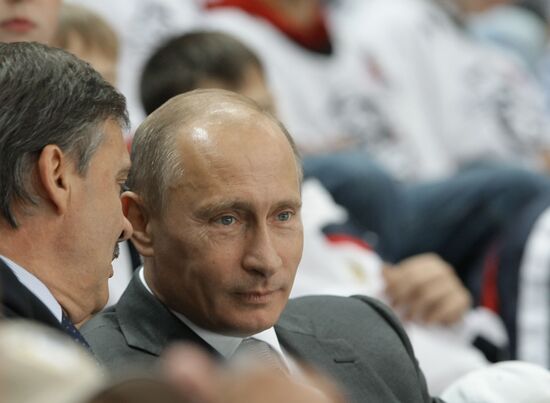 Vladimir Putin at Russian hockey players' training session