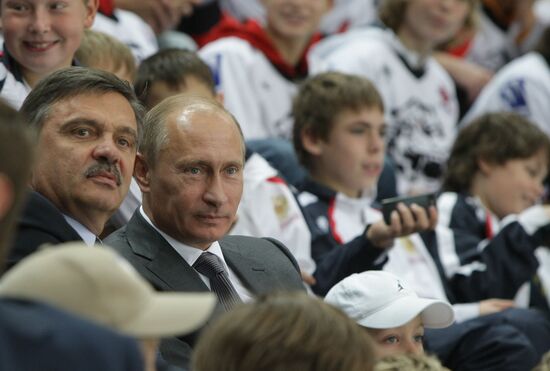 Vladimir Putin at Russian hockey players' training session