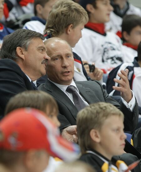 Vladimir Putin at Russian hockey players' training session