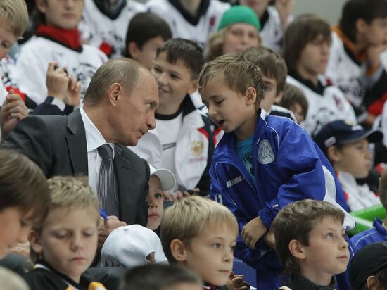 Vladimir Putin at Russian hockey players' training session