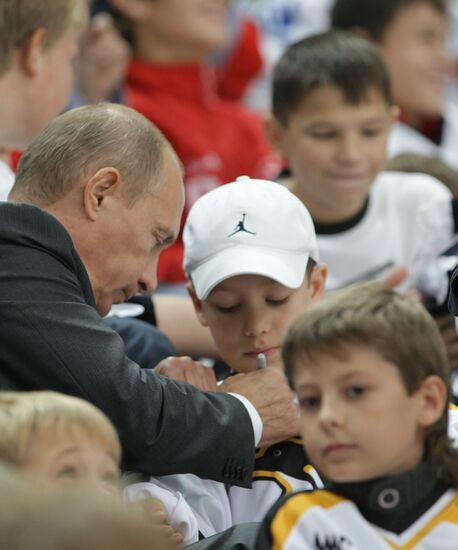 Vladimir Putin at Russian hockey players' training session