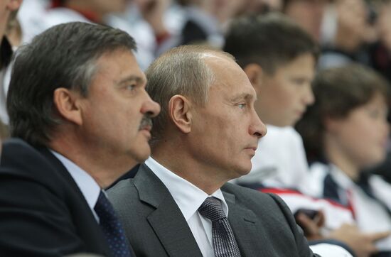 Vladimir Putin at Russian hockey players' training session