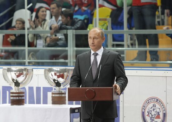 Vladimir Putin at Russian hockey players' training session
