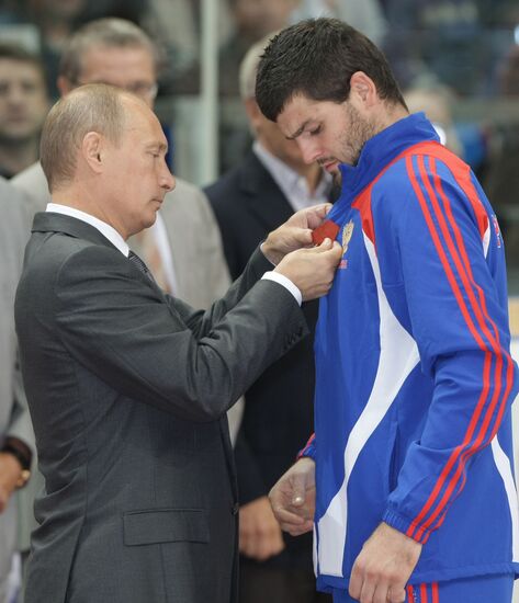 Vladimir Putin at Russian hockey players' training session