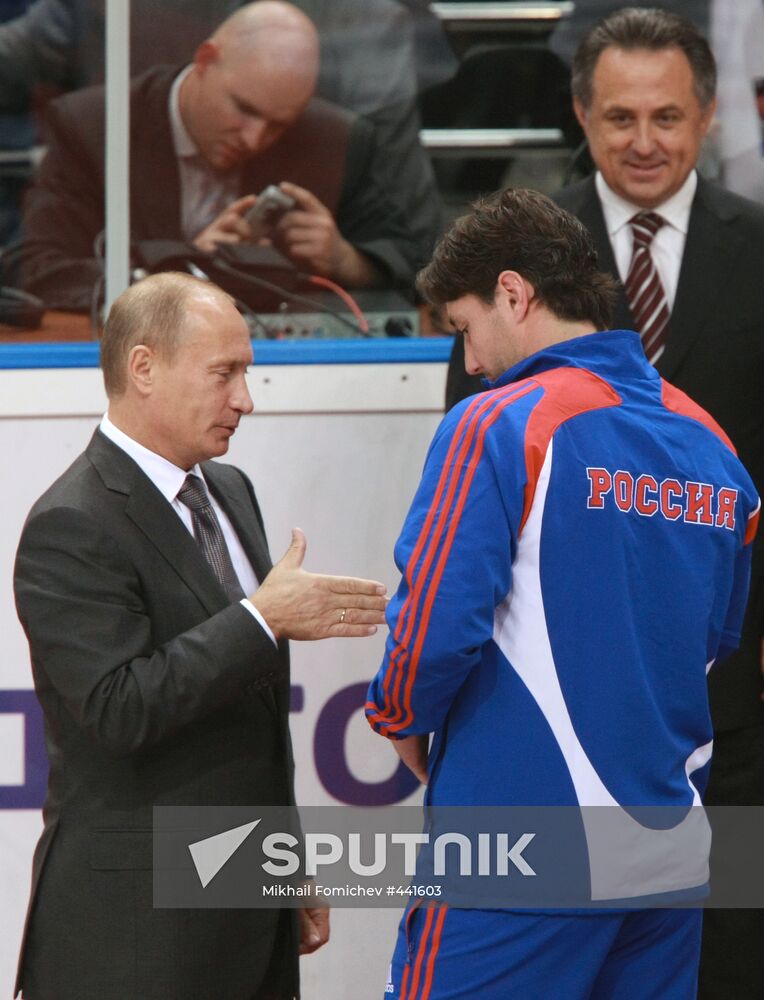 Vladimir Putin at Russian hockey players' training session
