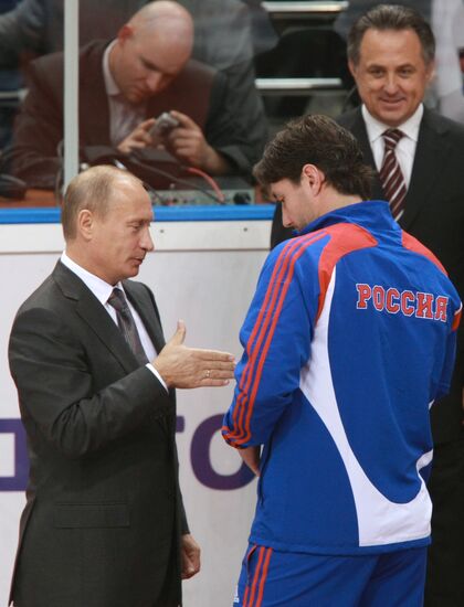 Vladimir Putin at Russian hockey players' training session