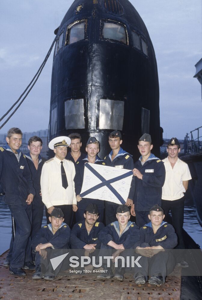 B-855 submarine crew
