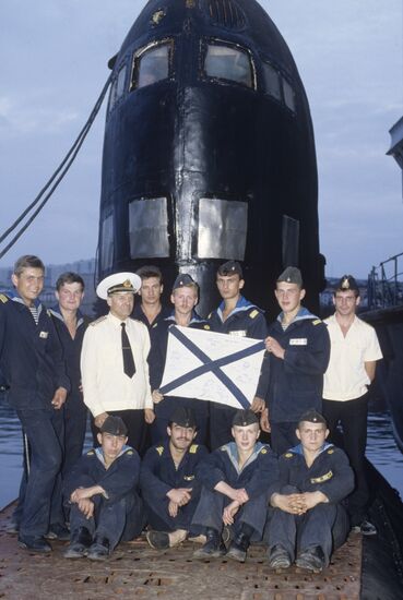B-855 submarine crew