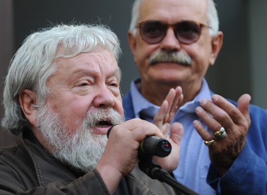 Film directors Sergei Solovyov and Nikita Mikhalkov