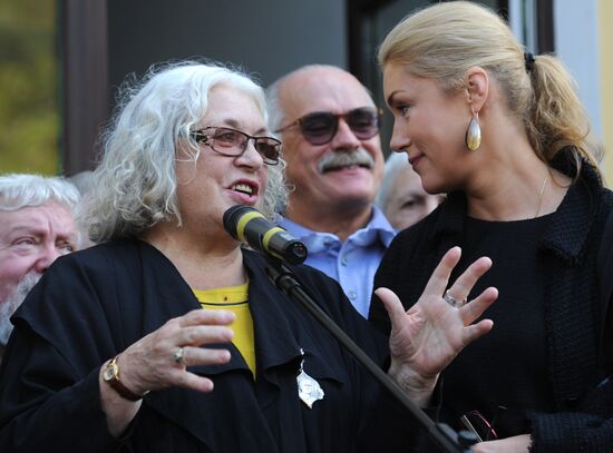 Actresses Lidiya Fedoseyeva-Shukshina and Maria Shukshina
