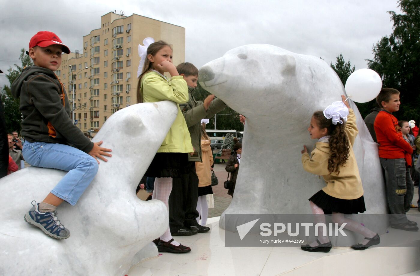 "Mother Bear and Her Cub Umka" sculpture unveiled in Kemerovo