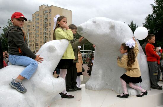 "Mother Bear and Her Cub Umka" sculpture unveiled in Kemerovo