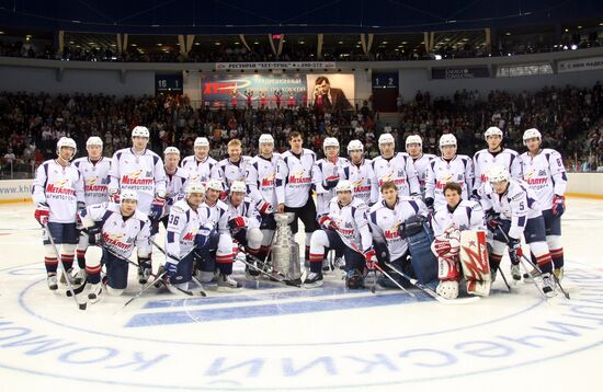 HK Metallurg team with Stanley Cup