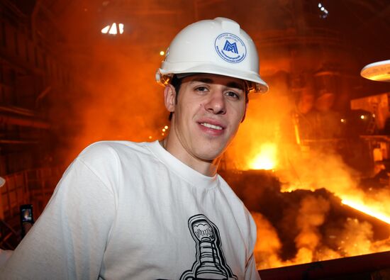 Evgeni Malkin visiting Metallurgical Combine