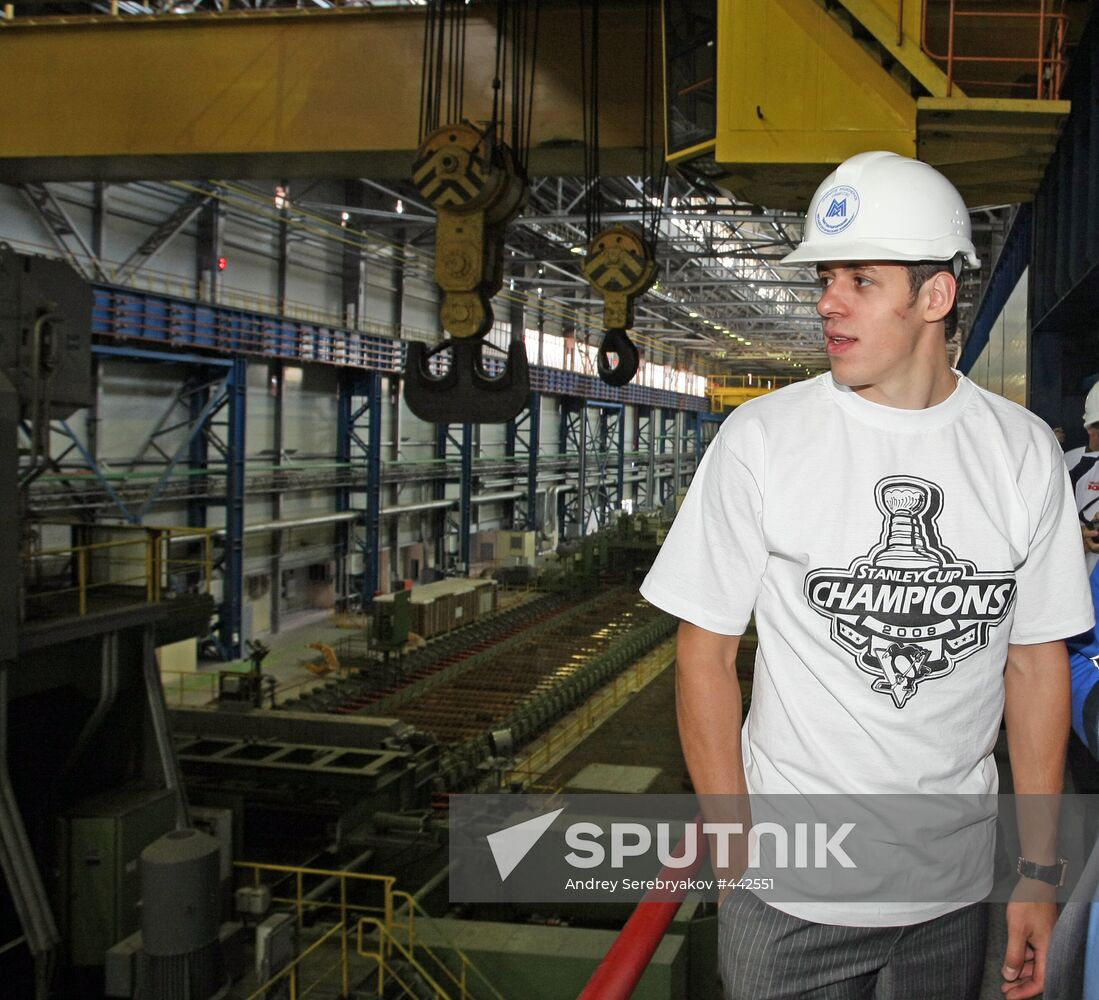 Evgeni Malkin visiting Metallurgical Combine
