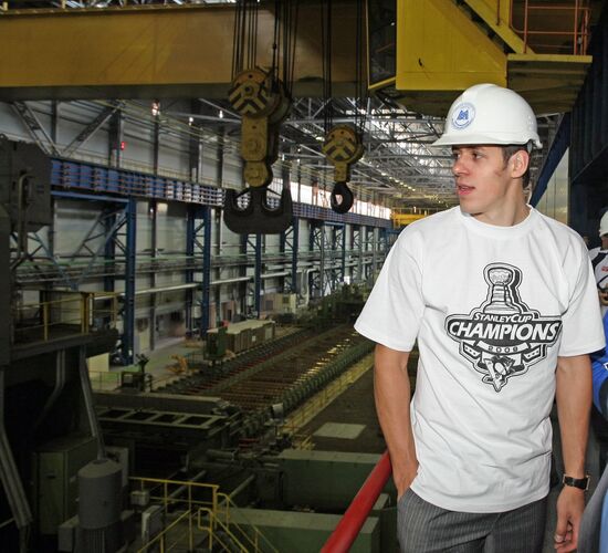 Evgeni Malkin visiting Metallurgical Combine
