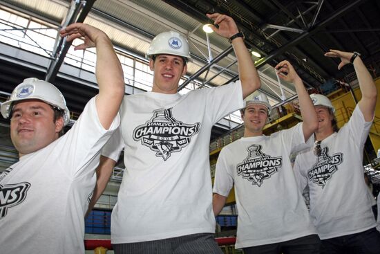 Evgeni Malkin visiting Metallurgical Combine