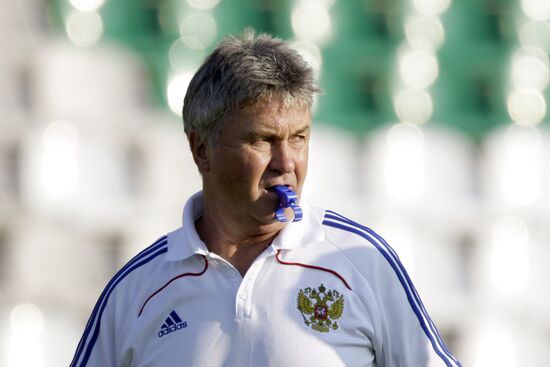 Guus Hiddink attends open training session