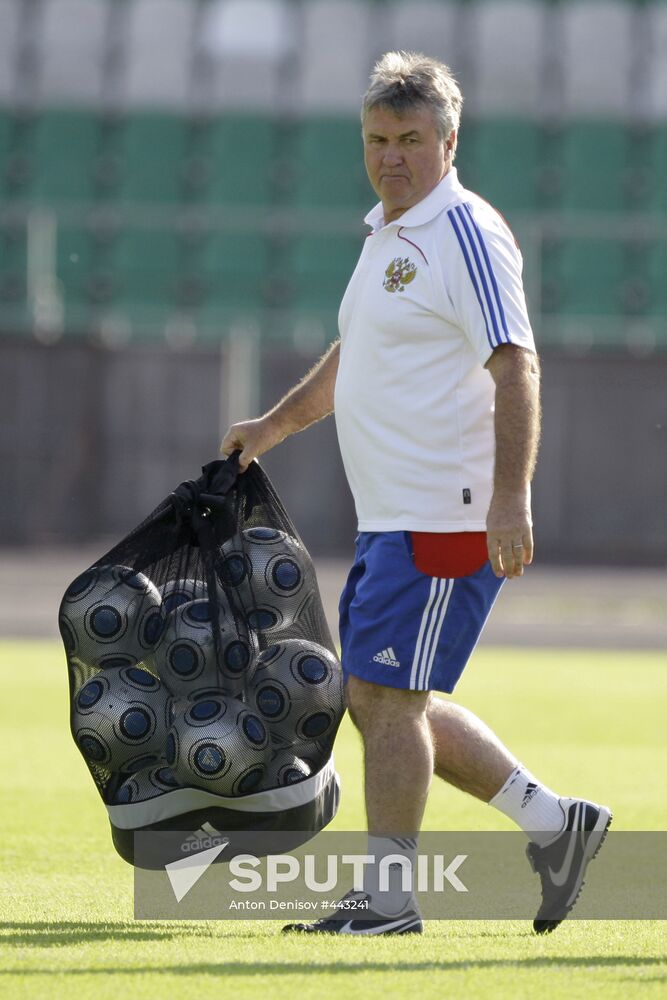 Guus Hiddink attends open training session