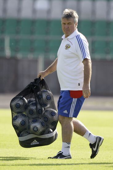 Guus Hiddink attends open training session