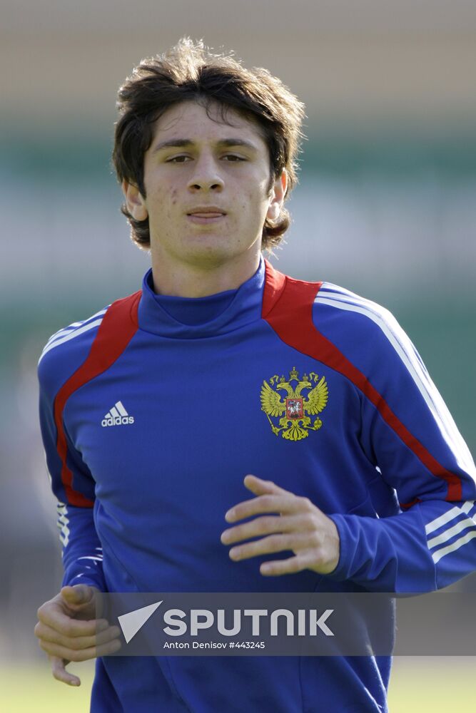 Alan Dzagoyev attends open training session