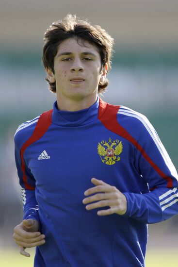 Alan Dzagoyev attends open training session