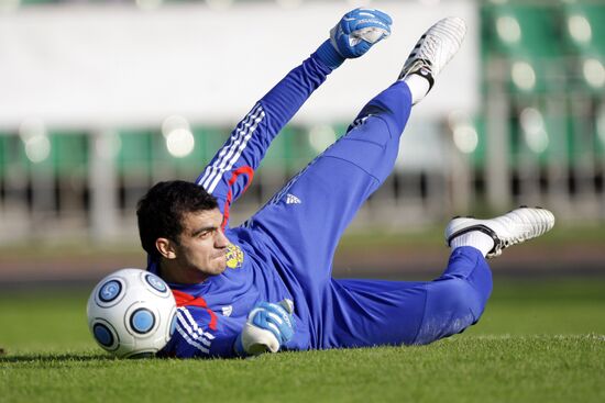 Goalkeeper Vladimir Gabulov attends open training session
