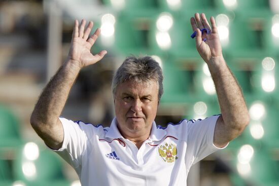 Guus Hiddink attends open training session