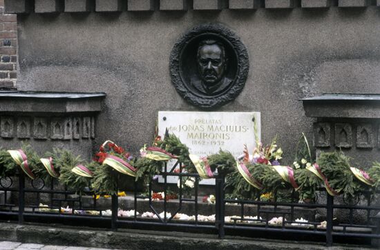Monument to Jonas Maironis