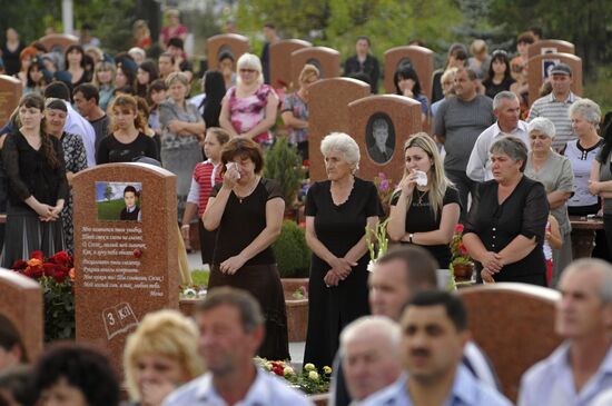 Beslan mourns school siege