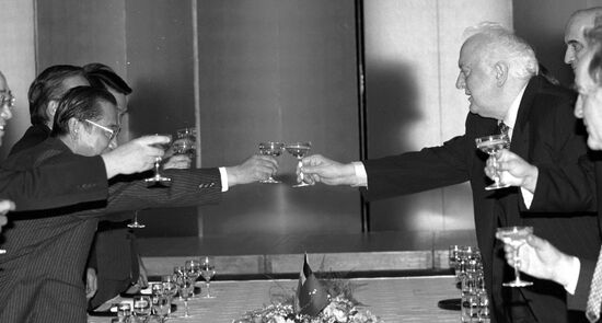 Georgian President Eduard Shevardnadze visits Japan
