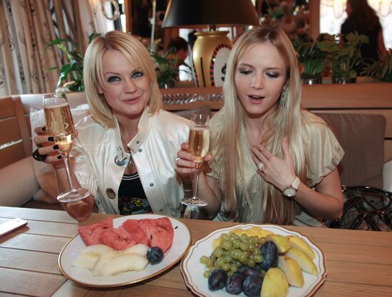 Singers Irina Ortman, Yulia Mikhalchik